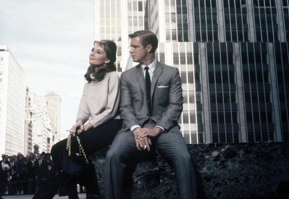 colazione-da-tiffany-audrey-hepburn-insieme-a-george-peppard-in-una-celeberrima-scena-del-film-218172